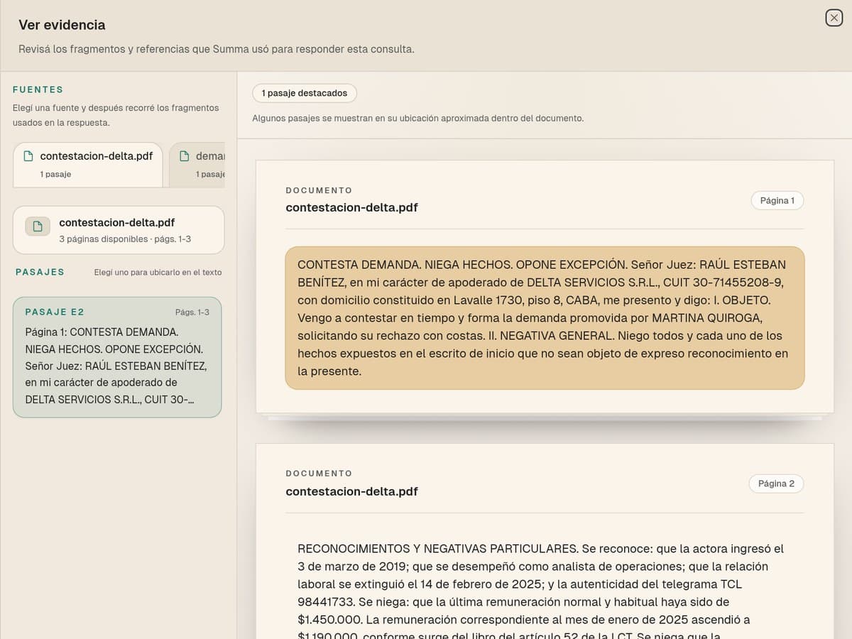 Visor de evidencia de Summa: sobre una contestación de demanda, marca el pasaje que respalda la respuesta y lo ubica en la página 1 del archivo, con el listado de fuentes del caso a la izquierda.